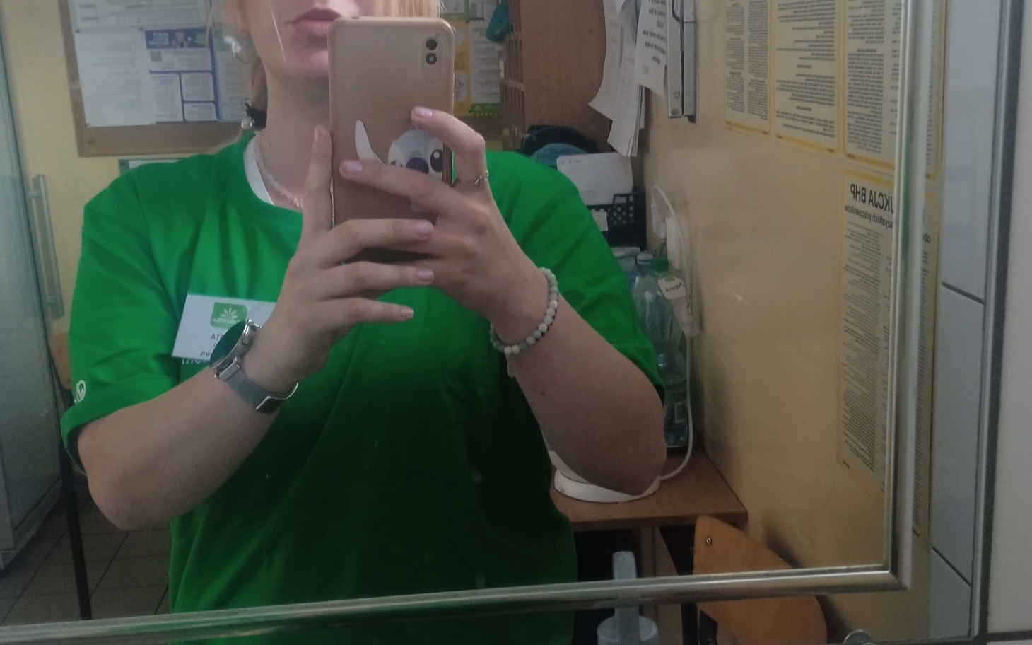 
        Osoba w zielonej koszulce, selfie w lustrze.
    