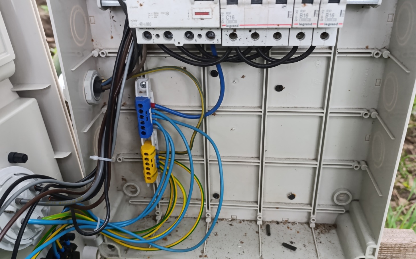 
        Wnętrze rozdzielnicy elektrycznej z kolorowymi przewodami.
    