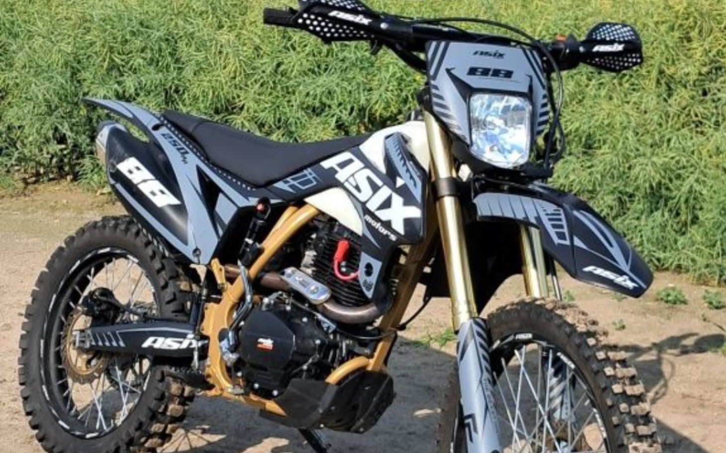
        Motocykl terenowy w nowoczesnym designie.
    