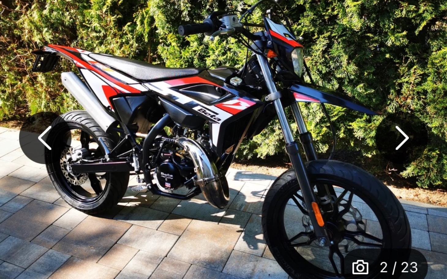 
        Motocykl sportowy na tle zieleni.
    