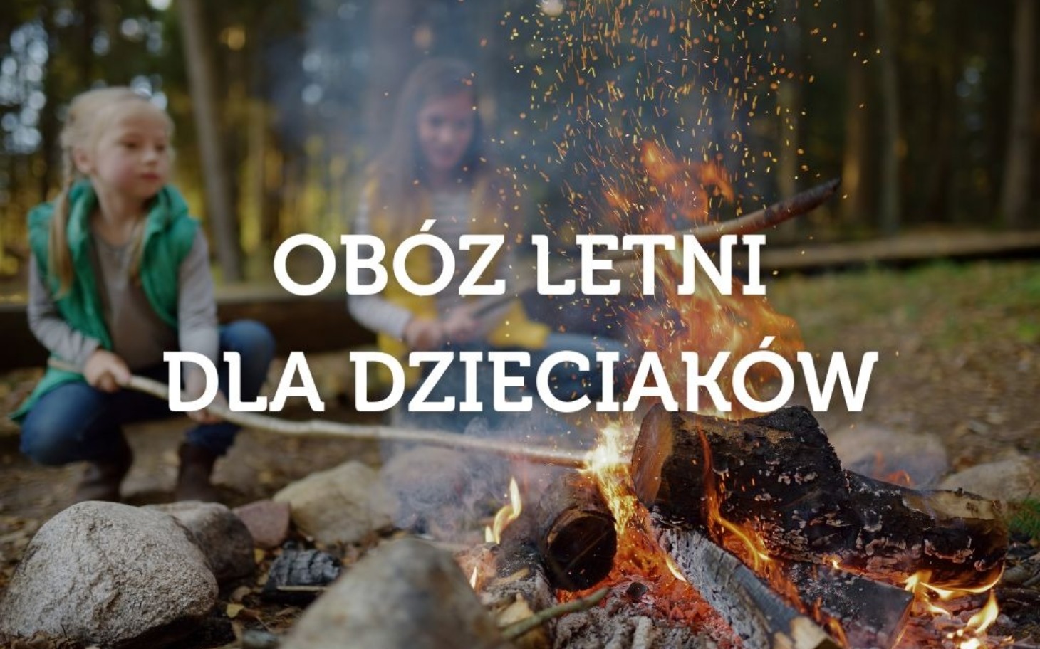 
        Dzieci bawiące się przy ognisku na obozie letnim.
    