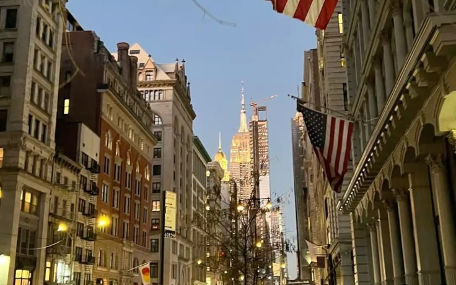 
        Widok na Empire State Building w Nowym Jorku o zmierzchu.
    