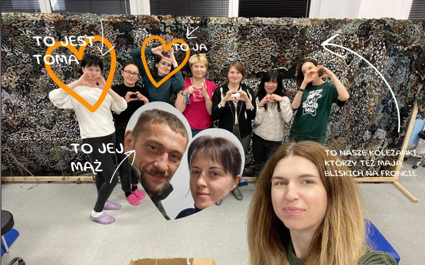 
        Grupa osób pozująca do zdjęcia z sercami na tle tkaniny.
    