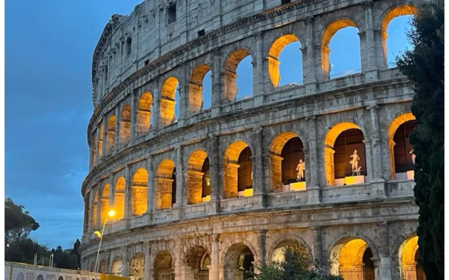 
        Koloseum w Rzymie, oświetlone wieczorem.
    