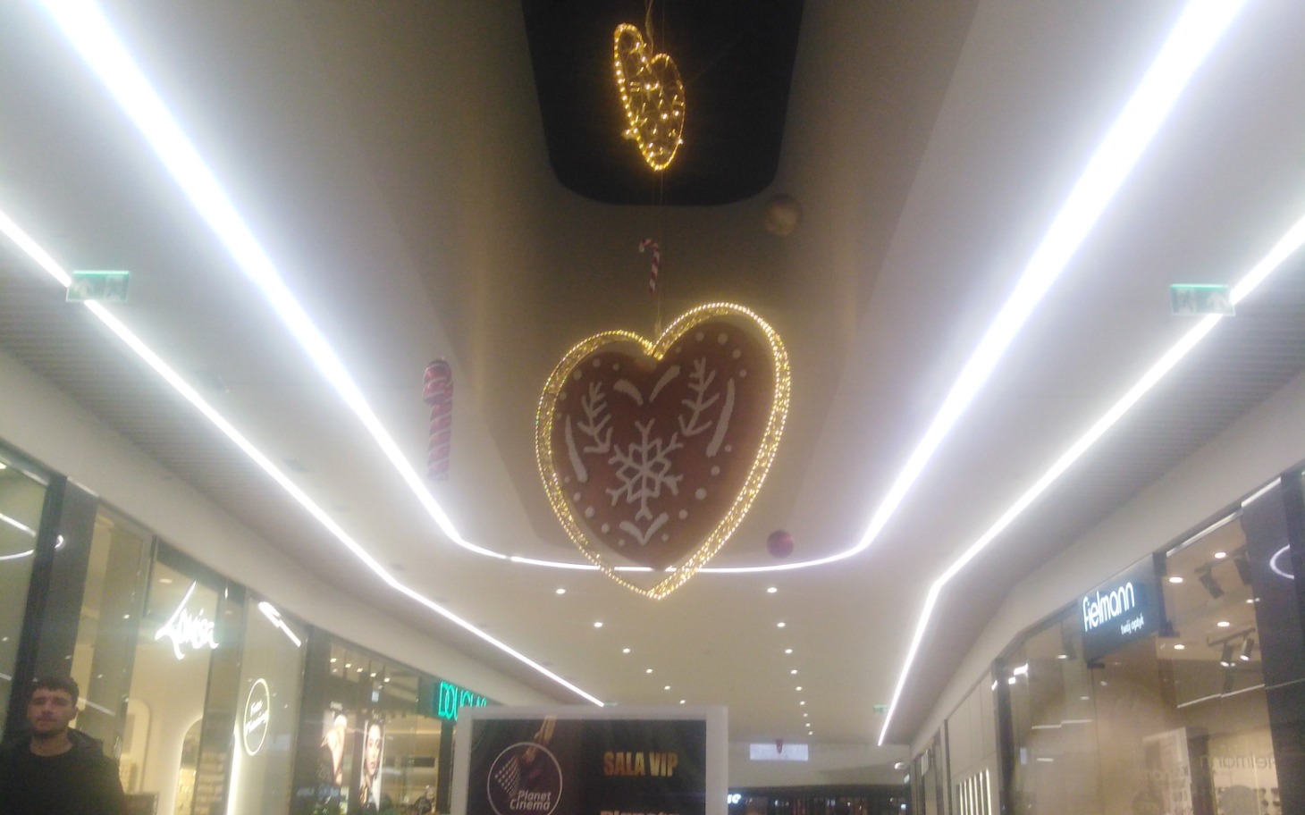 
        Świąteczna dekoracja w kształcie serca, zawieszona w centrum handlowym.
    