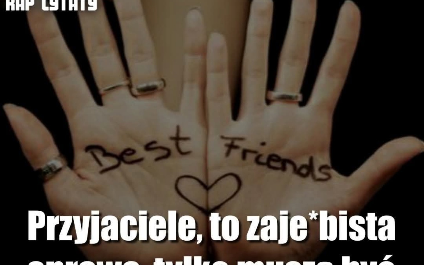 
        Dwie ręce z napisem 'Najlepsi Przyjaciele' na dłoniach.
    