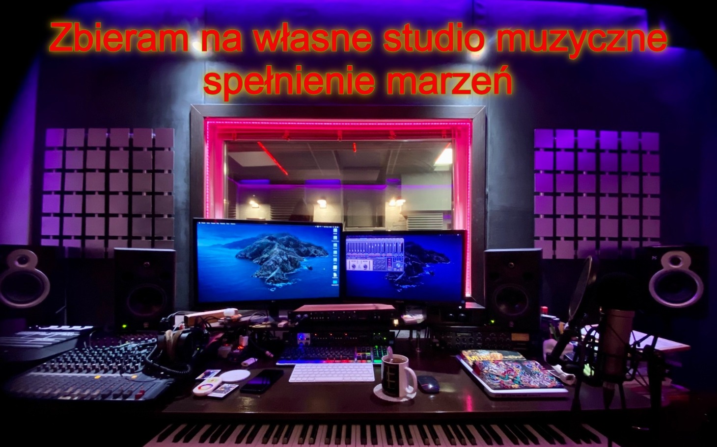 
        Nowoczesne studio muzyczne z komputerami i sprzętem.
    