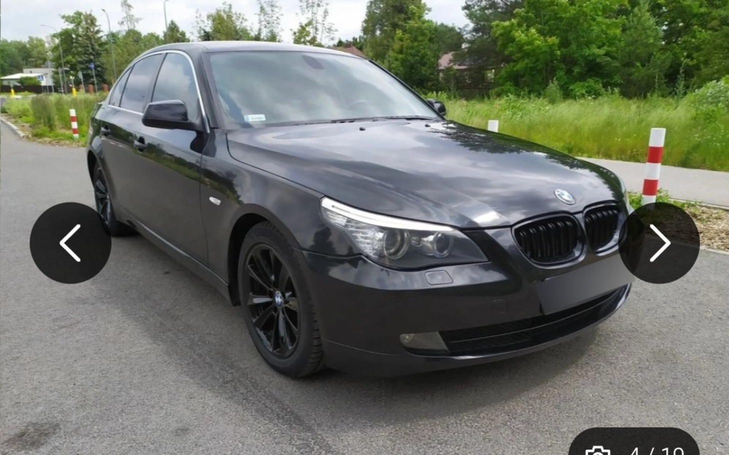 
        Czarny samochód marki BMW zaparkowany na drodze.
    