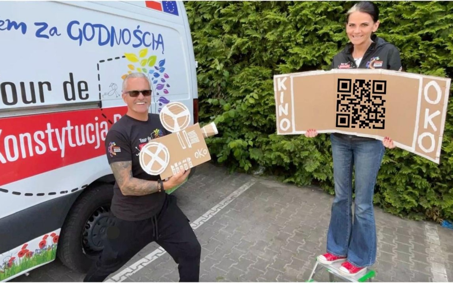 
        Aktywiści z plakatami promującymi wydarzenie.
    