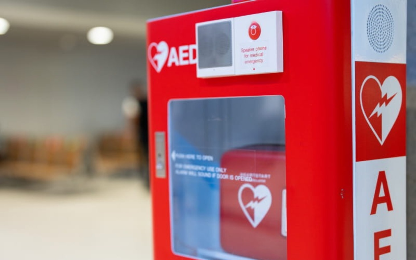 
        Defibrylator AED w miejscu publicznym, gotowy do użycia w nagłych wypadkach.
    