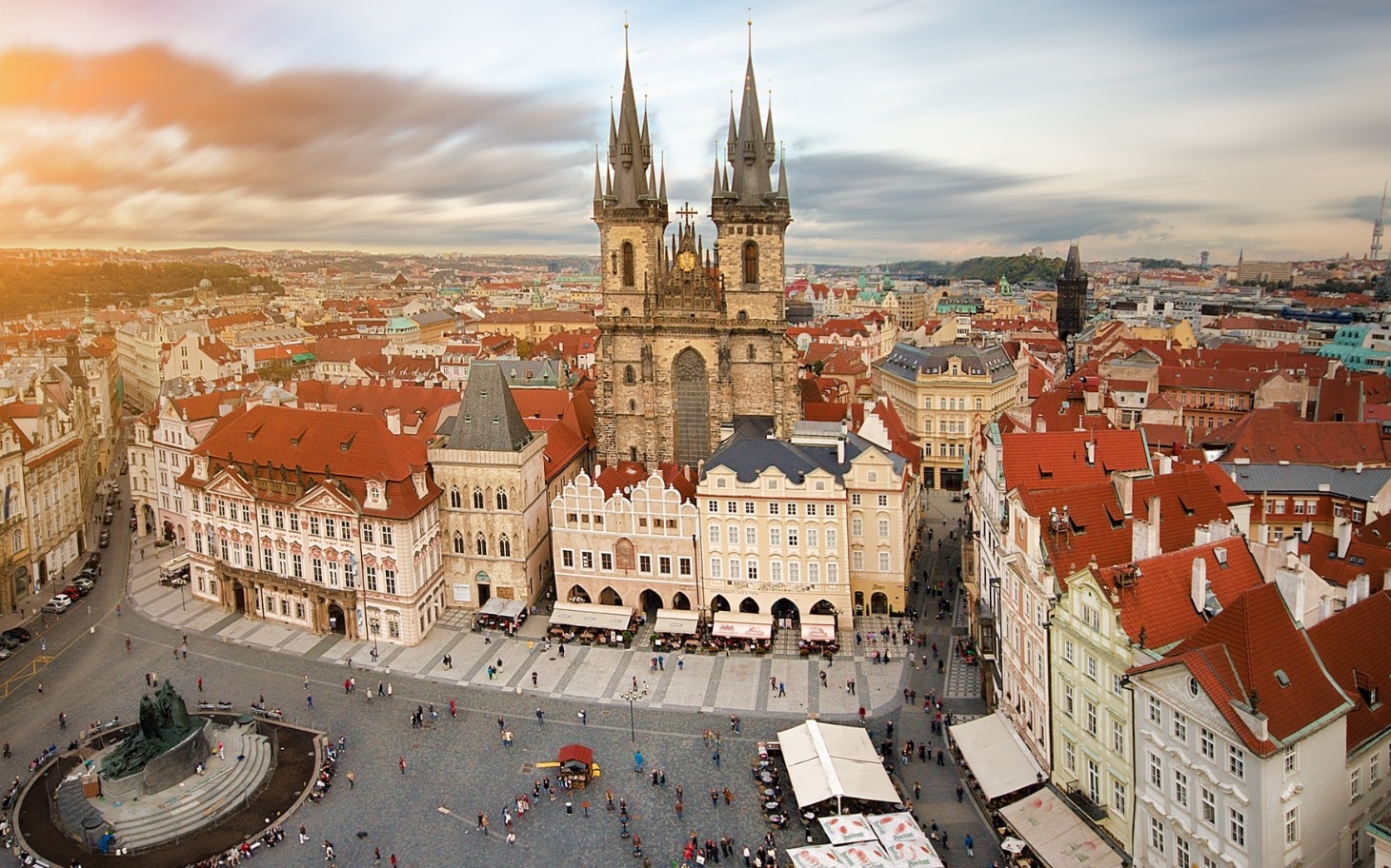 
        Widok na Stare Miasto w Pradze z wieżami kościoła.
    