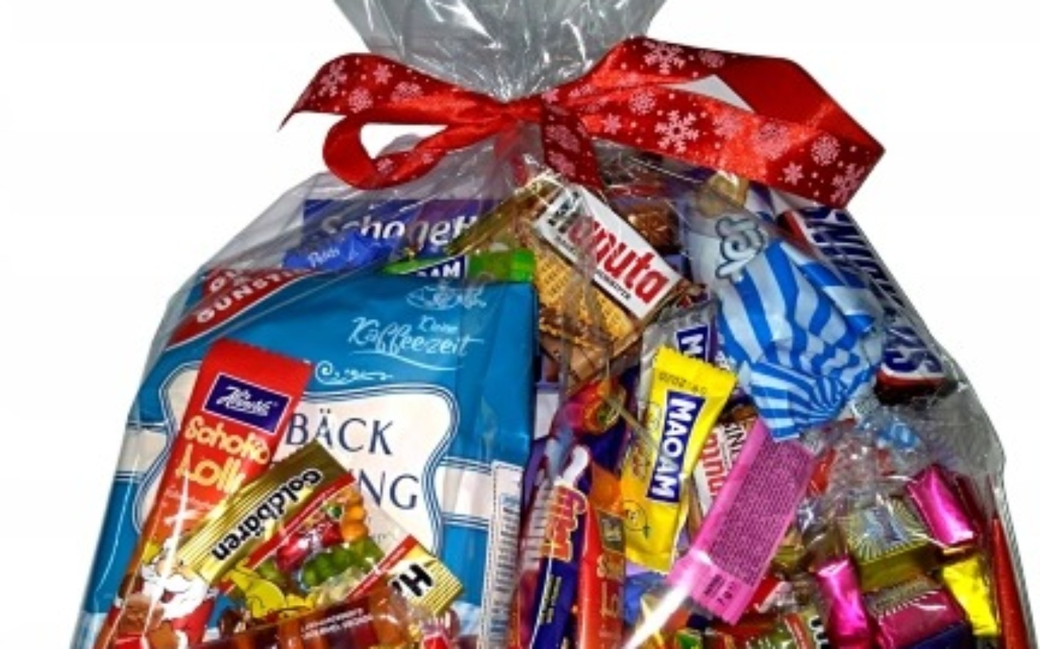 
        Kosz z różnorodnymi słodyczami, ozdobiony czerwoną wstążką.
    