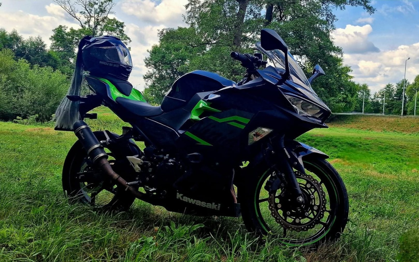 
        Motocykl Kawasaki w plenerze, widok z boku.
    
