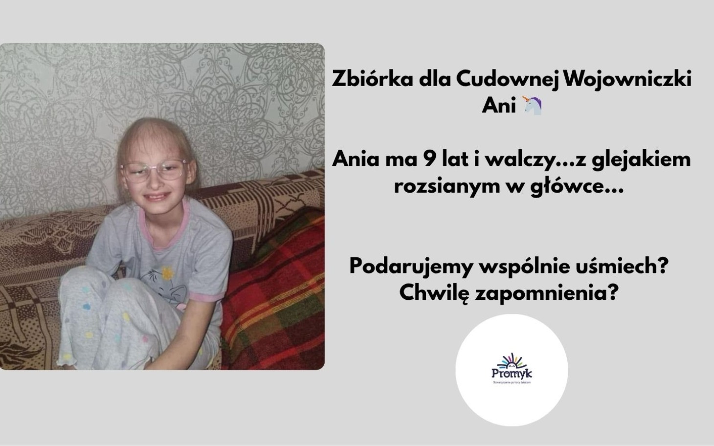 
        Dziewczynka z chorobą, uśmiechająca się do kamery.
    