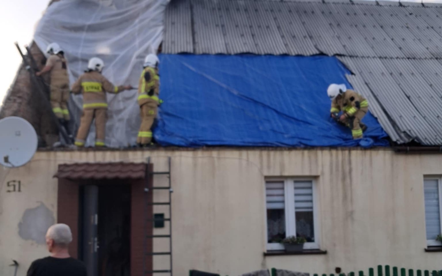 
        Dzieci smutne w objęciach matki, wyrażające troskę.
    