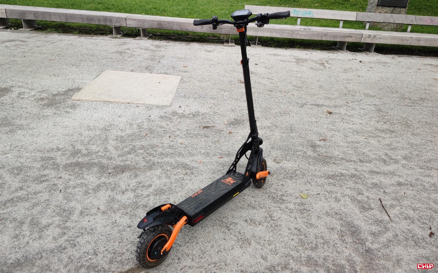 
        Nowoczesna hulajnoga elektryczna na chodniku.
    
