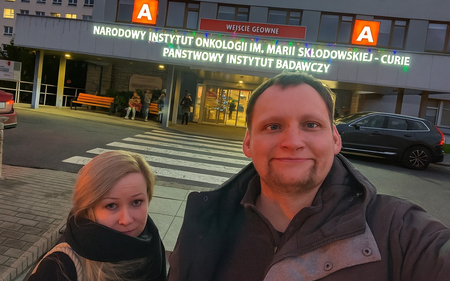 
        Para przed instytutem onkologii.
    