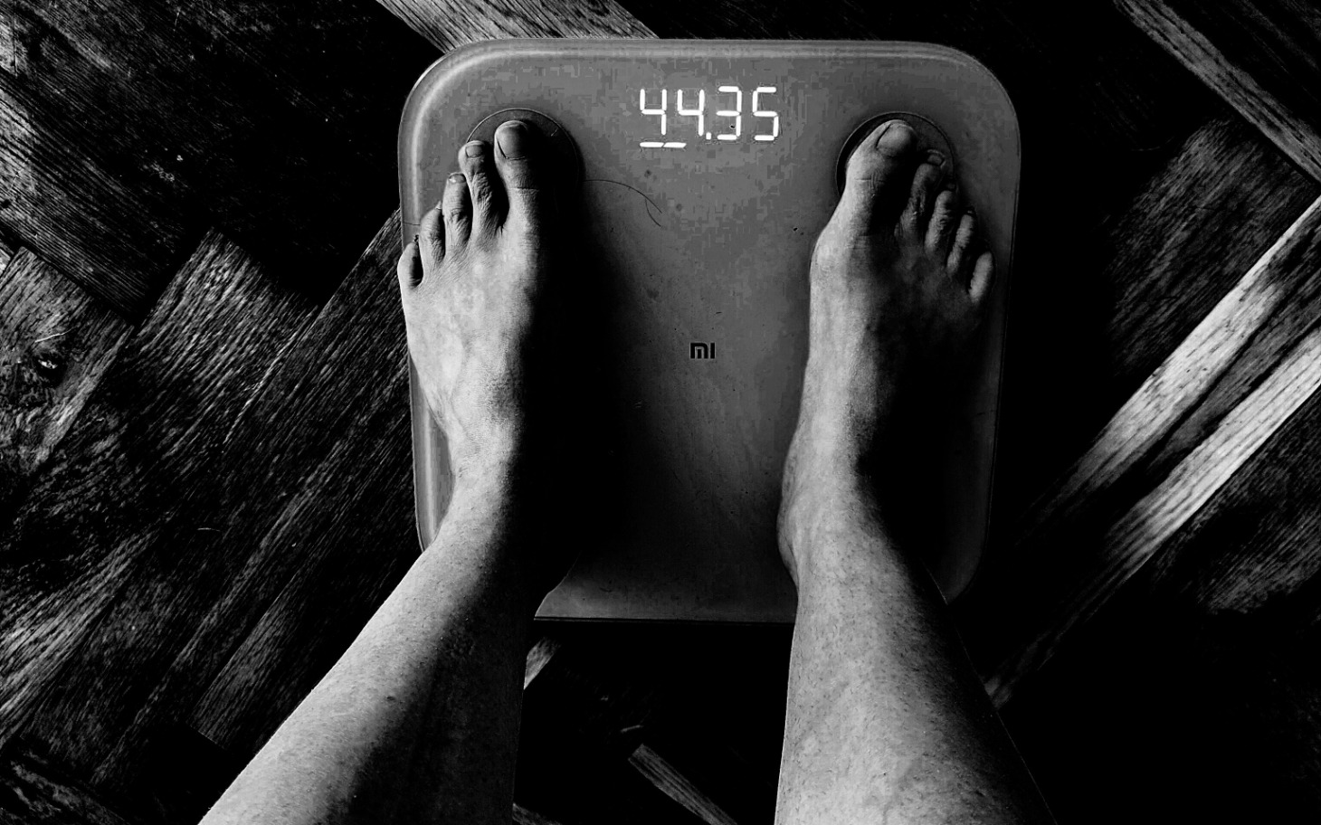 
        Osoba waży 44,35 kg na wadze elektronicznej.
    