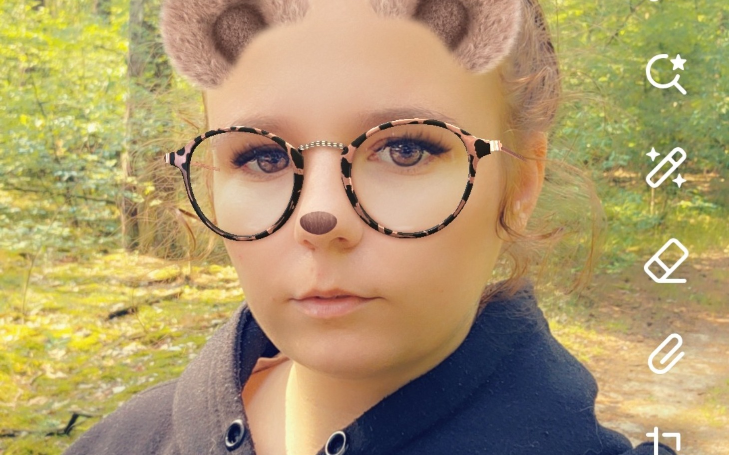 
        Kobieta z okularami i filtrami w lesie.
    