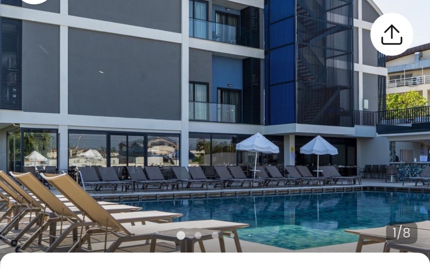 
        Widok na basen w nowoczesnym hotelu.
    