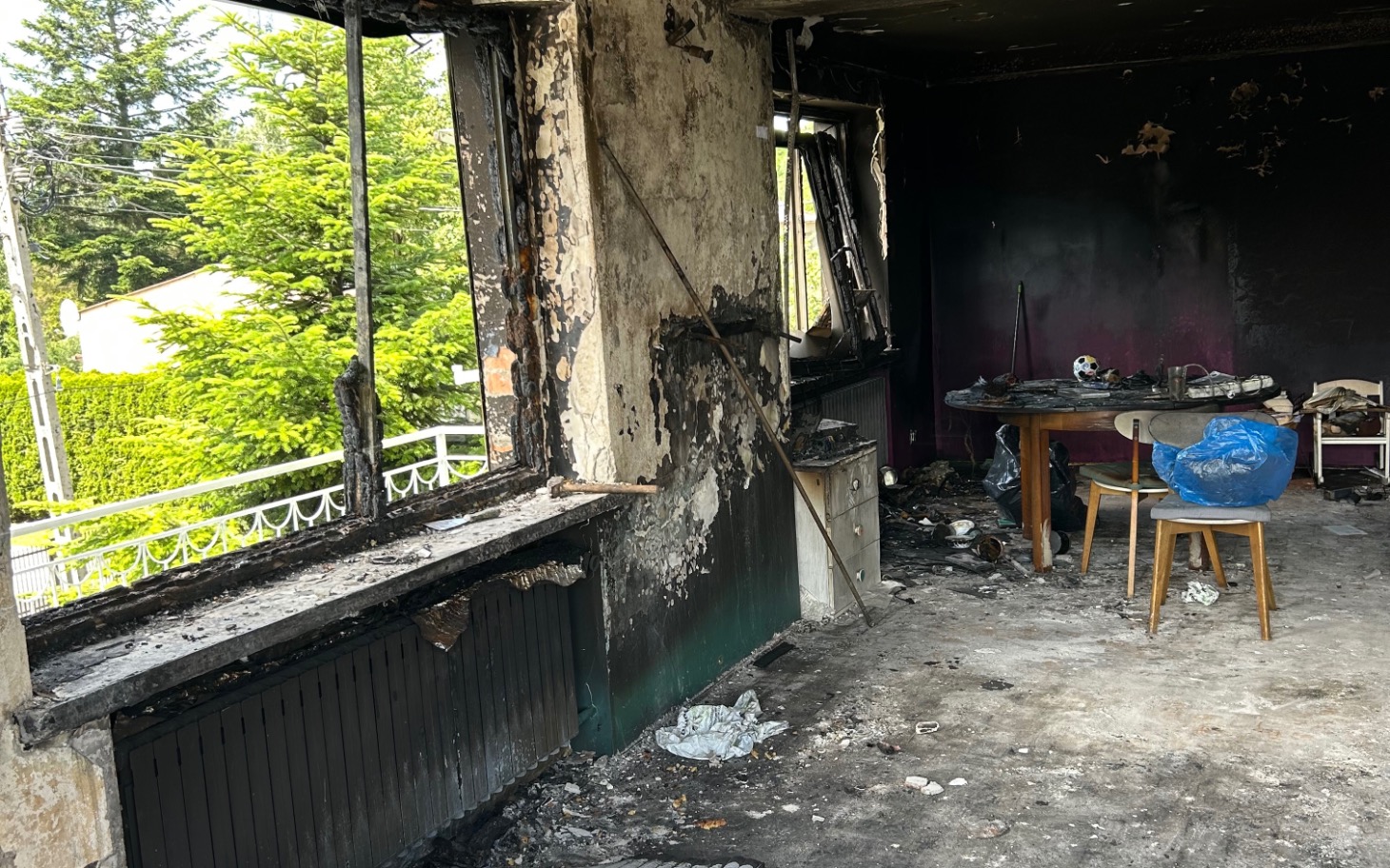 
        Zniszczone wnętrze po pożarze, smutny widok.
    