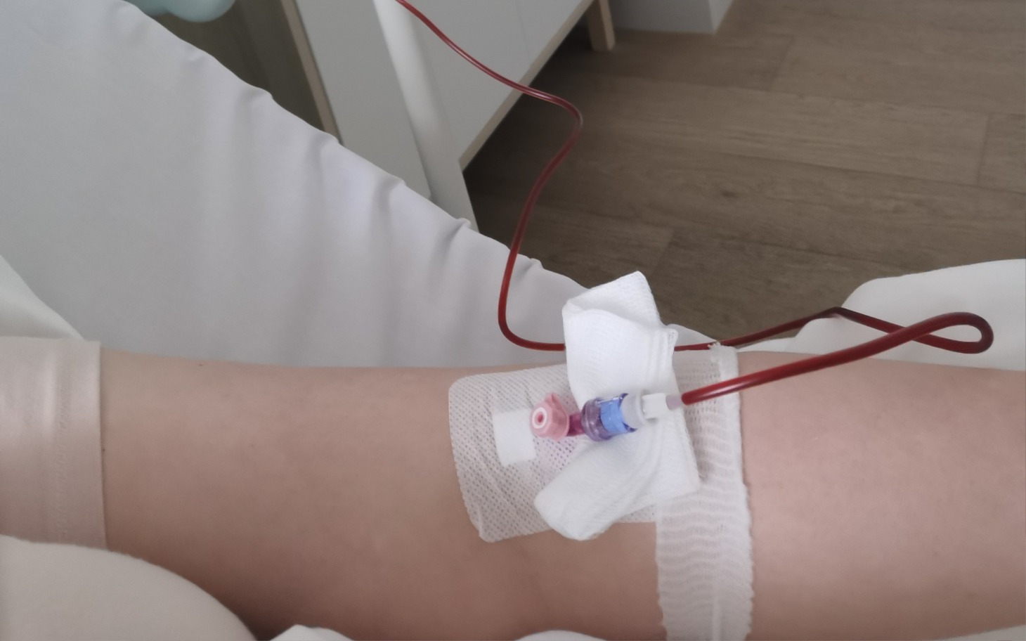 
        Ręka pacjenta z wkłuciem dożylnym w szpitalu.
    