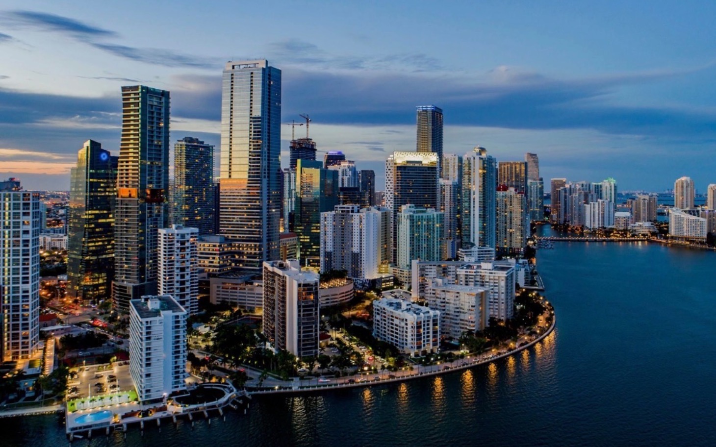 
        Panorama miasta Miami o zachodzie słońca.
    