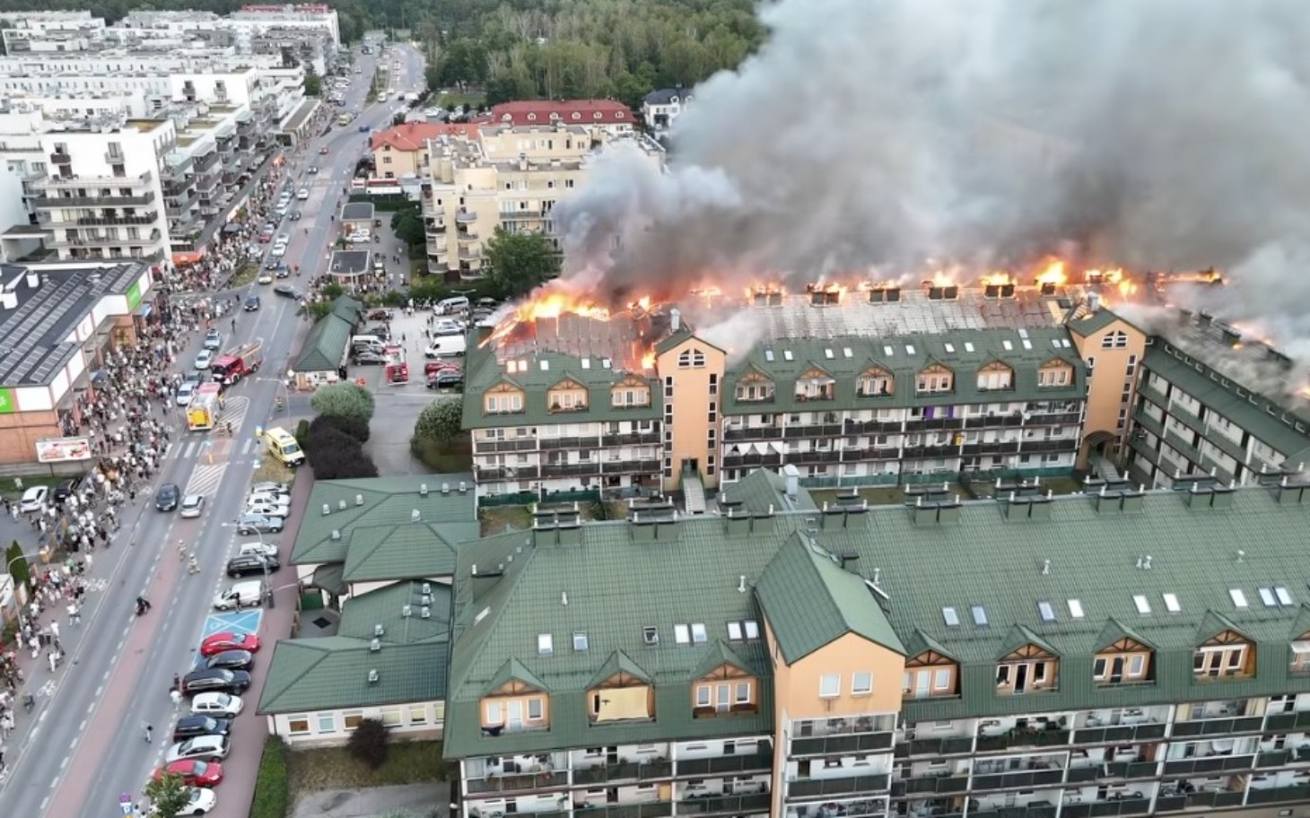 
        Pożar budynku, dym i płomienie widoczne z powietrza.
    