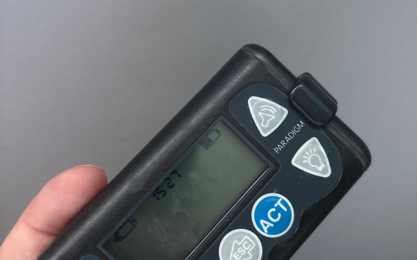 
        Urządzenie elektroniczne z wyświetlaczem.
    