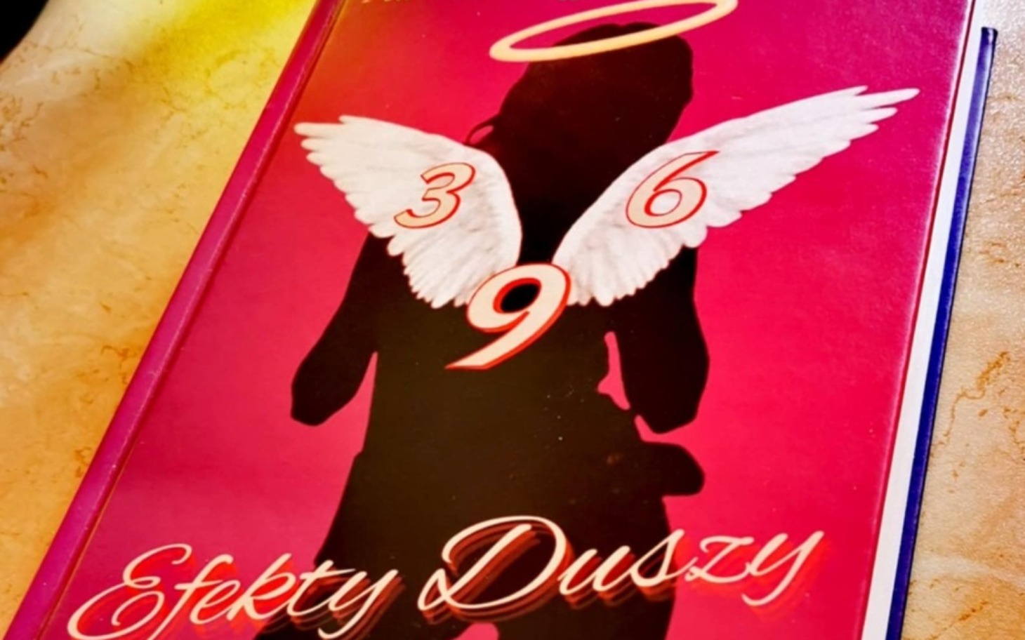 
        Okładka książki 'Efekty Duszy' z aniołem na tle różowym.
    