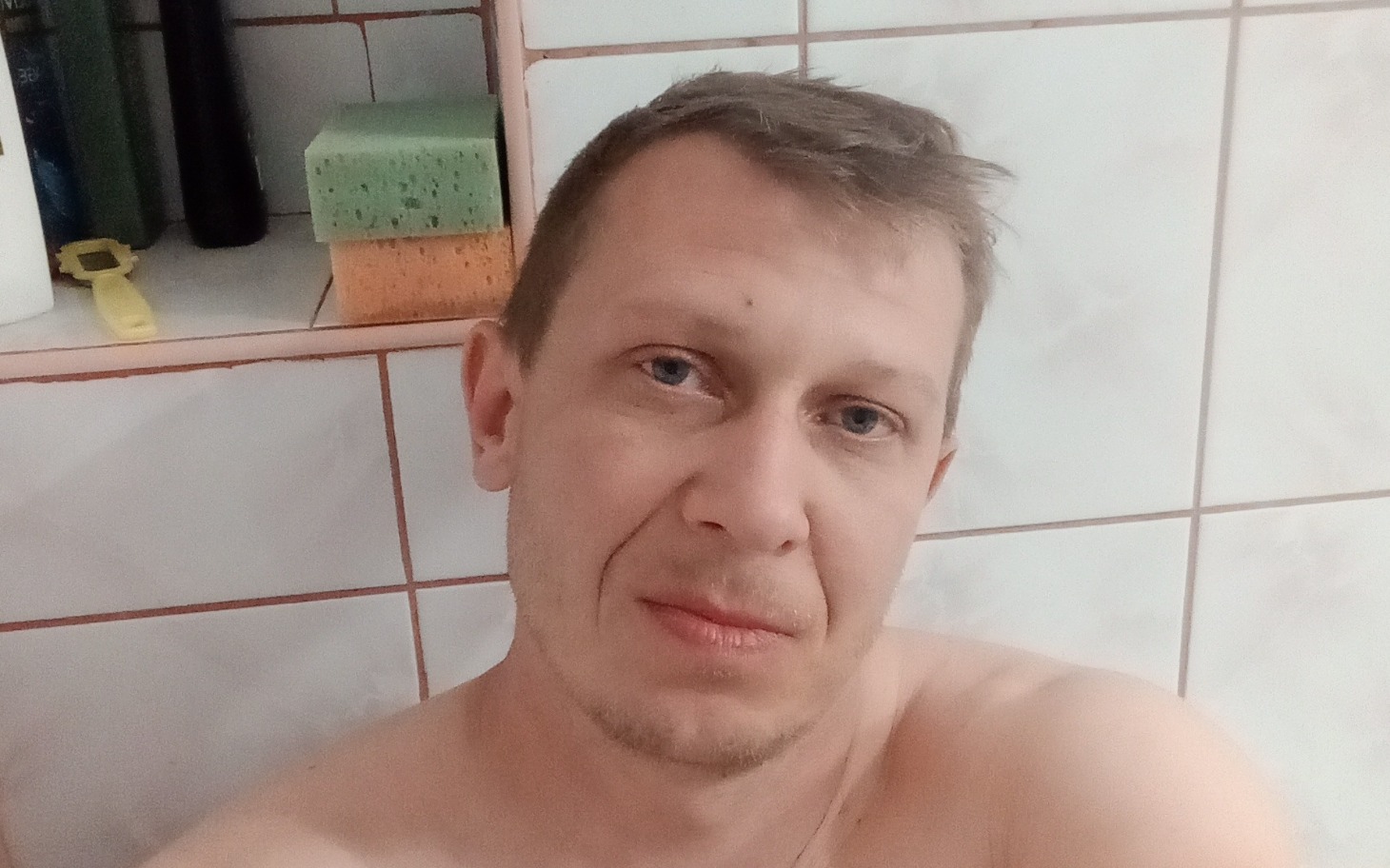 
        Mężczyzna w łazience, selfie z bliska.
    