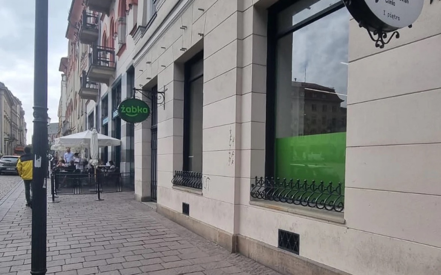 
        Widok na sklep Żabka na ulicy.
    