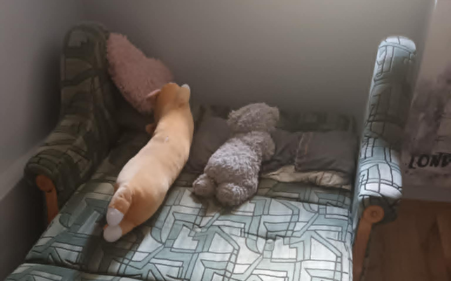 
        Dwa pluszowe misie na kanapie w przytulnym wnętrzu.
    