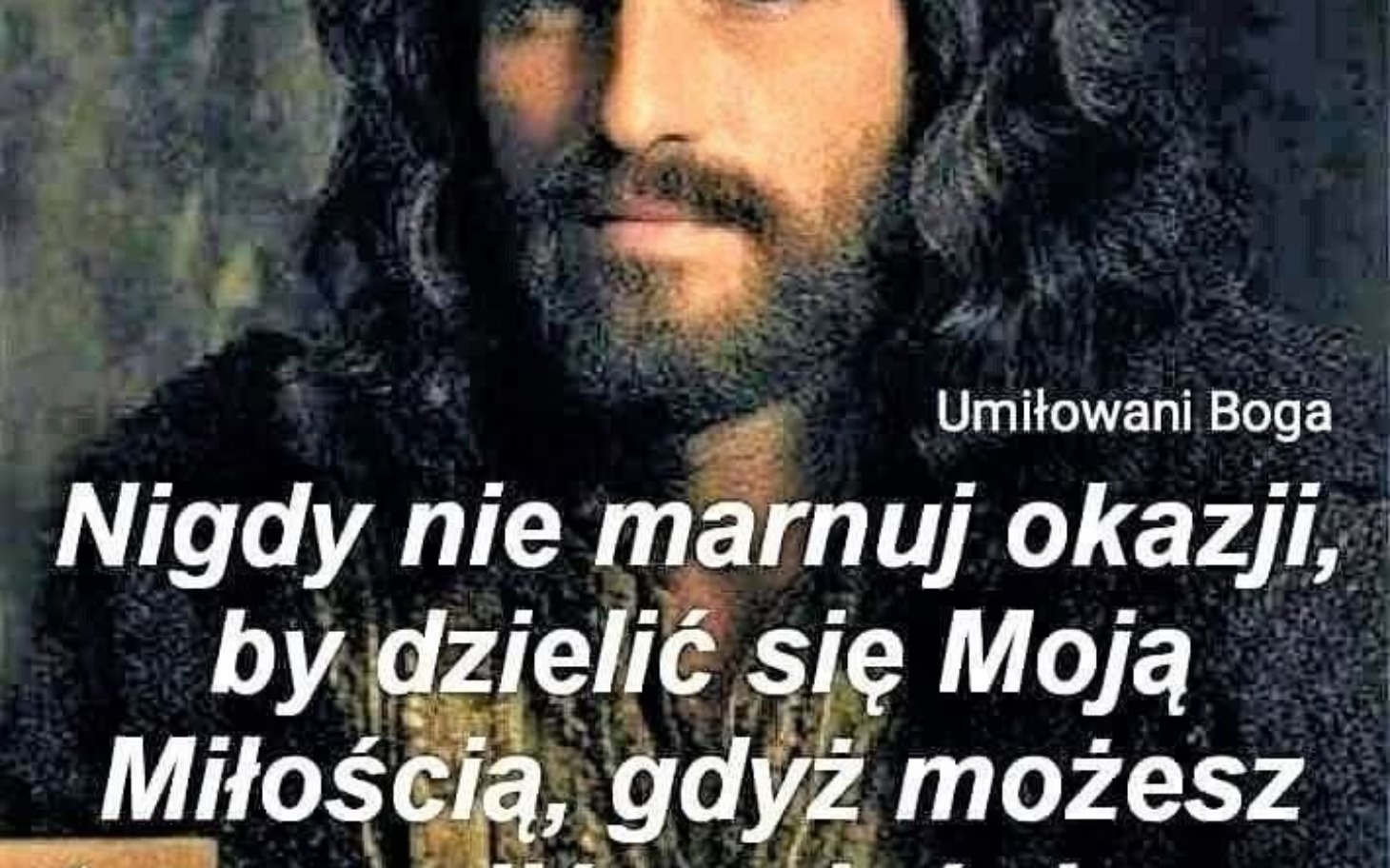 
        Cytat o miłości, z wizerunkiem mężczyzny w długich włosach.
    