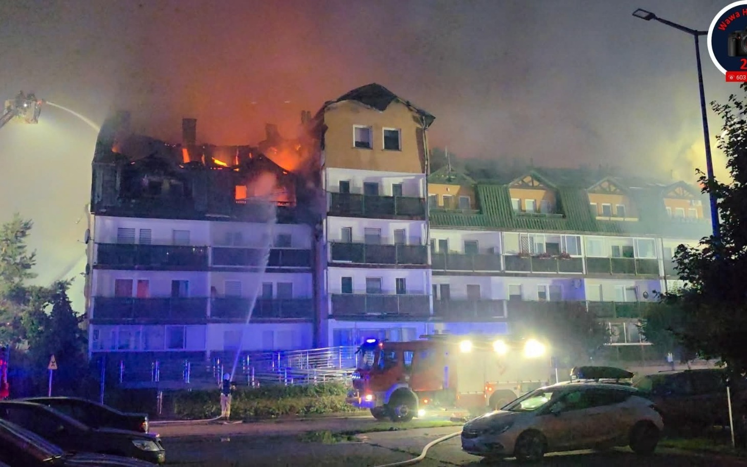 
        Pożar budynku mieszkalnego, straż pożarna w akcji.
    