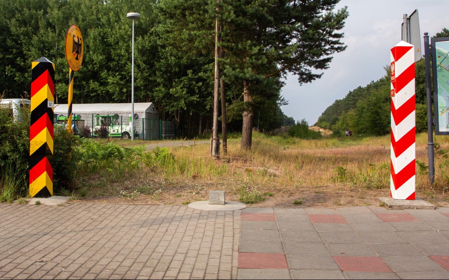 
        Widok na drogę z oznaczeniami granicznymi.
    