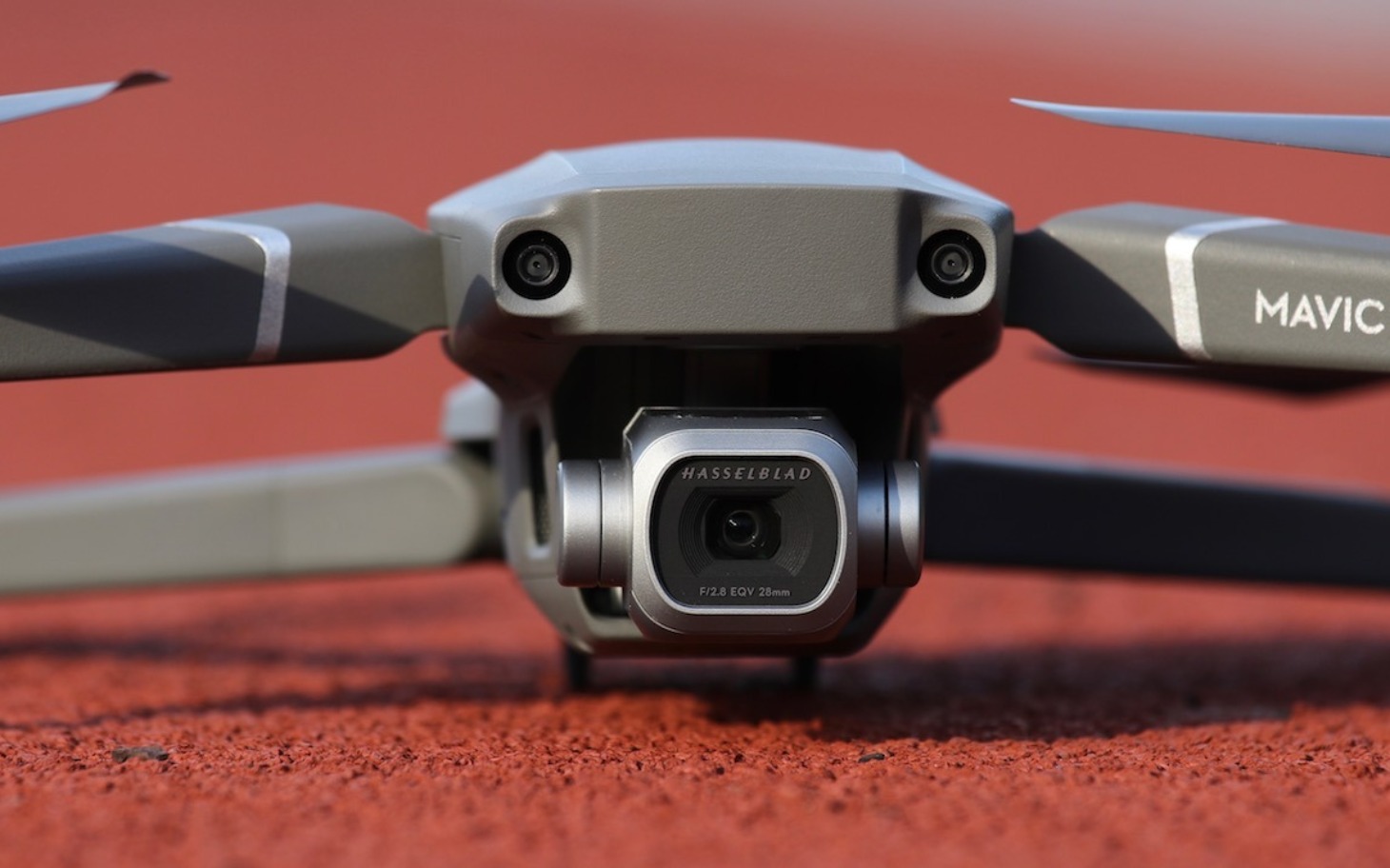 
        Dron Mavic z kamerą Hasselblad, gotowy do lotu.
    