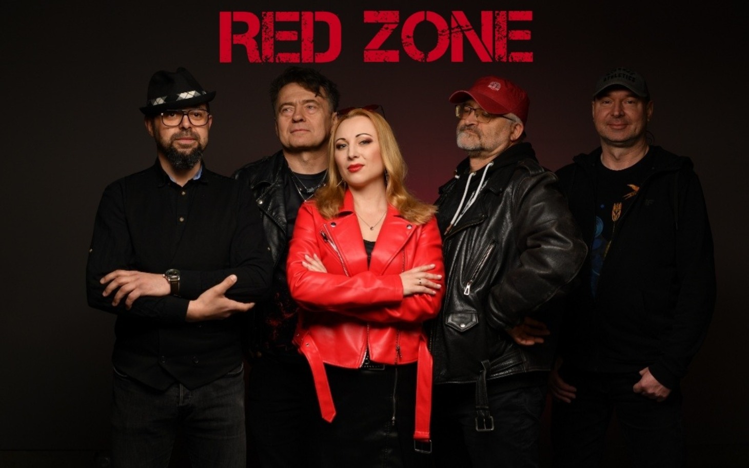 
        Zespół muzyczny RED ZONE pozujący do zdjęcia.
    