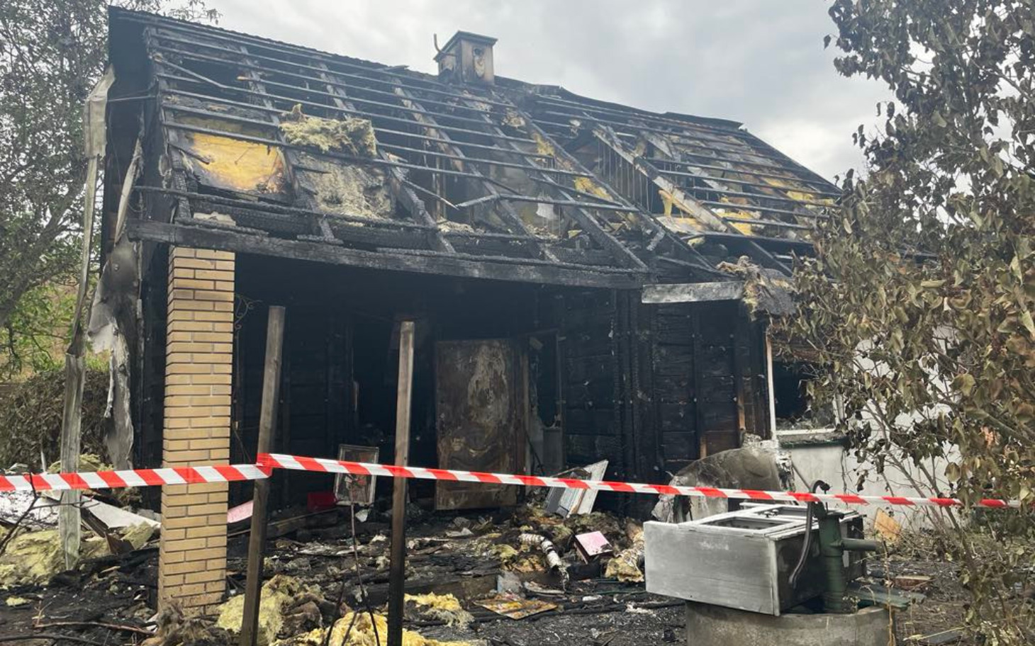 
        Spalony dom, zniszczenia po pożarze.
    