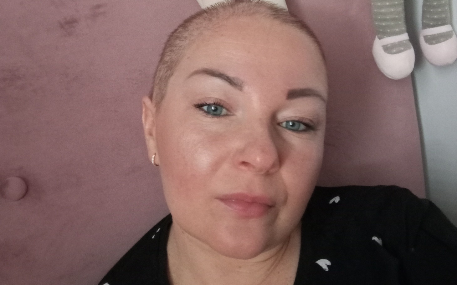 
        Portret kobiety z krótkimi włosami, uśmiechającej się do kamery.
    