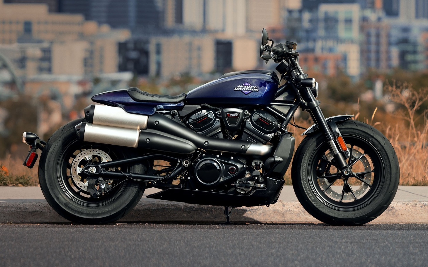 
        Motocykl Harley-Davidson na tle miejskiego krajobrazu.
    