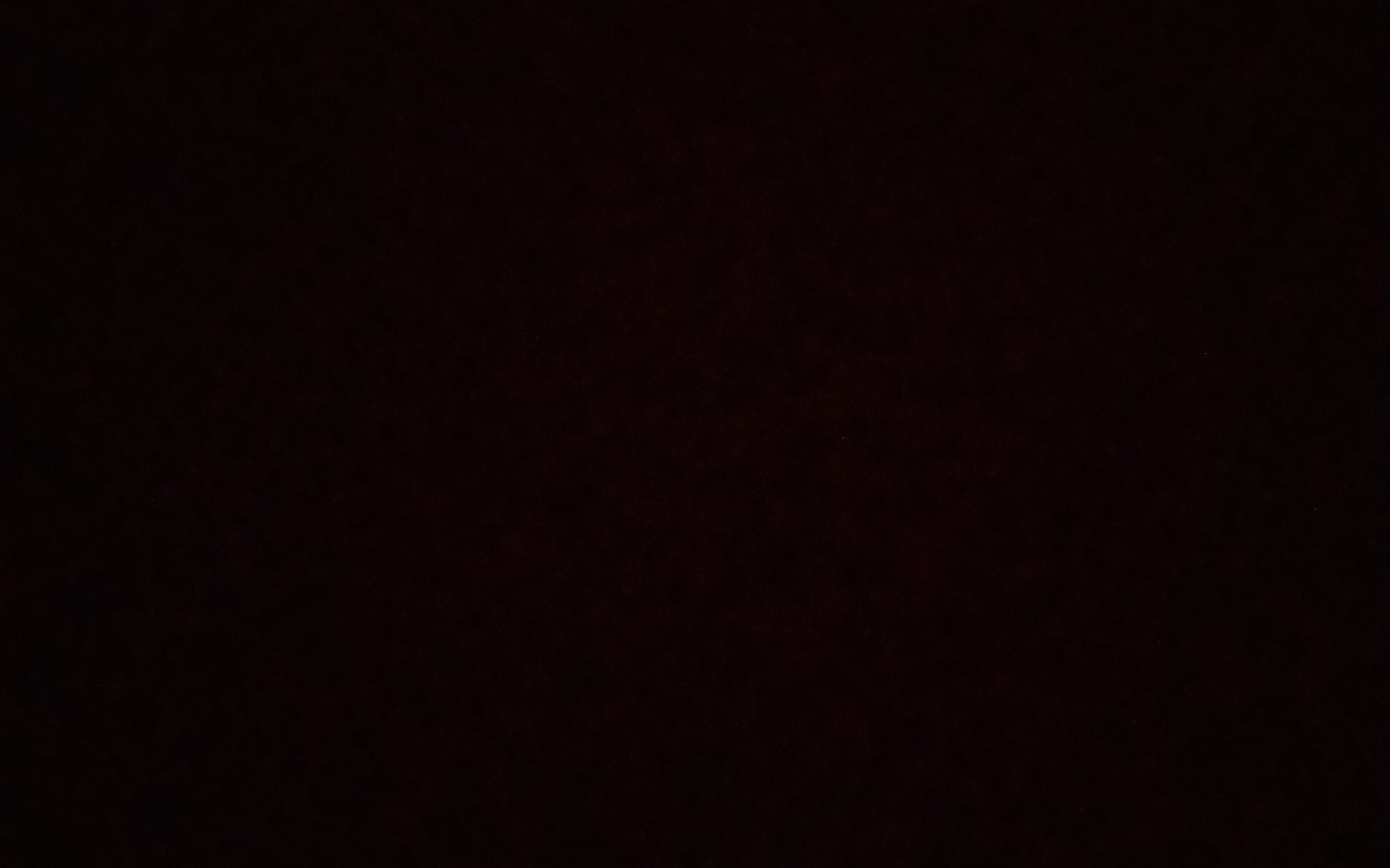 
        Ciemne zdjęcie, prawie całkowicie czarne tło.
    