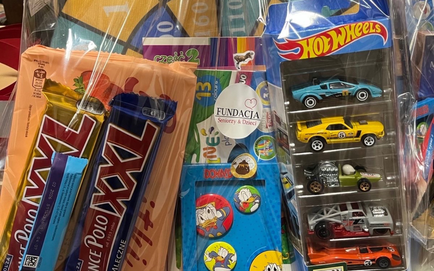 
        Zestaw zabawek i artykułów papierniczych w przezroczystych torbach.
    