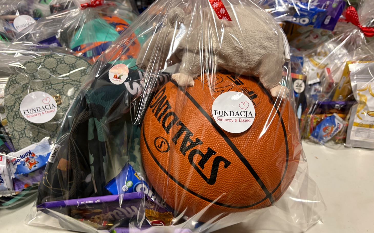 
        Torba z zabawkami i słodyczami, przygotowana dla dzieci.
    