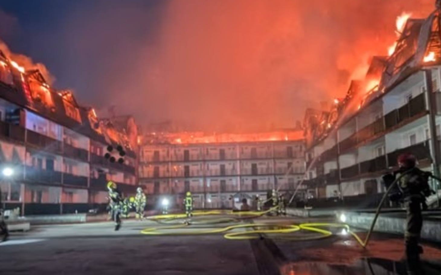 
        Pożar w budynku, strażacy walczą z ogniem w trudnych warunkach.
    