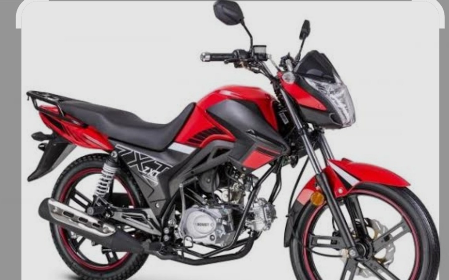 
        Czerwony motocykl na białym tle, nowoczesny design i sportowy charakter.
    