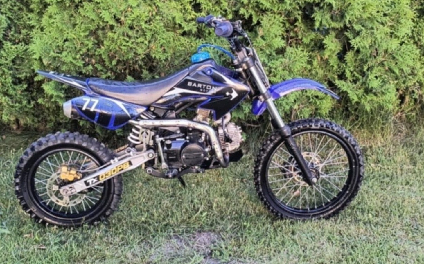 
        Motocykl terenowy w kolorze niebieskim, gotowy do jazdy.
    