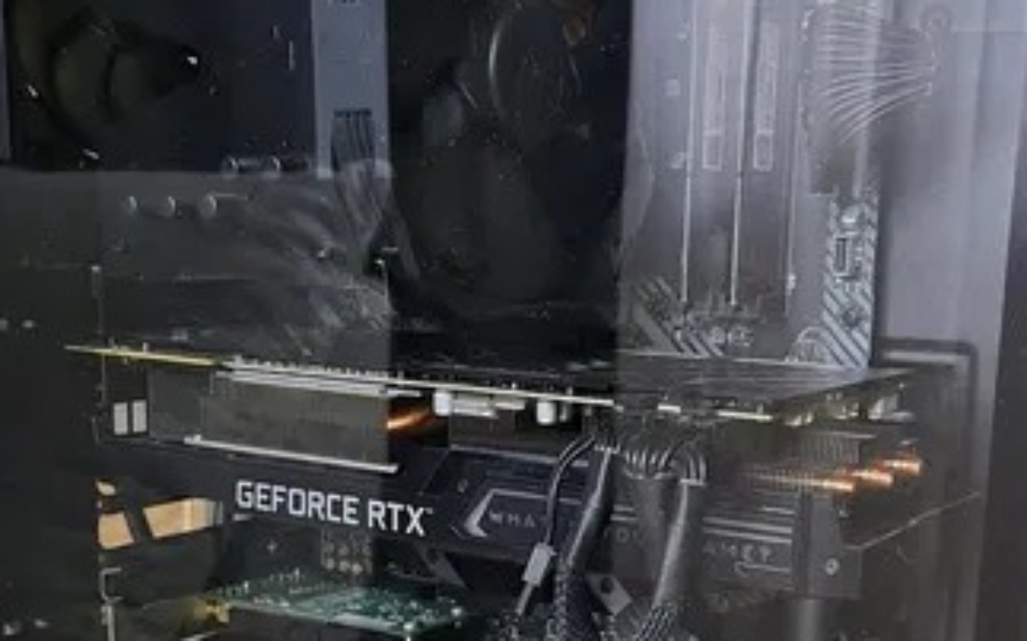 
        Wnętrze komputera z kartą graficzną GeForce RTX.
    
