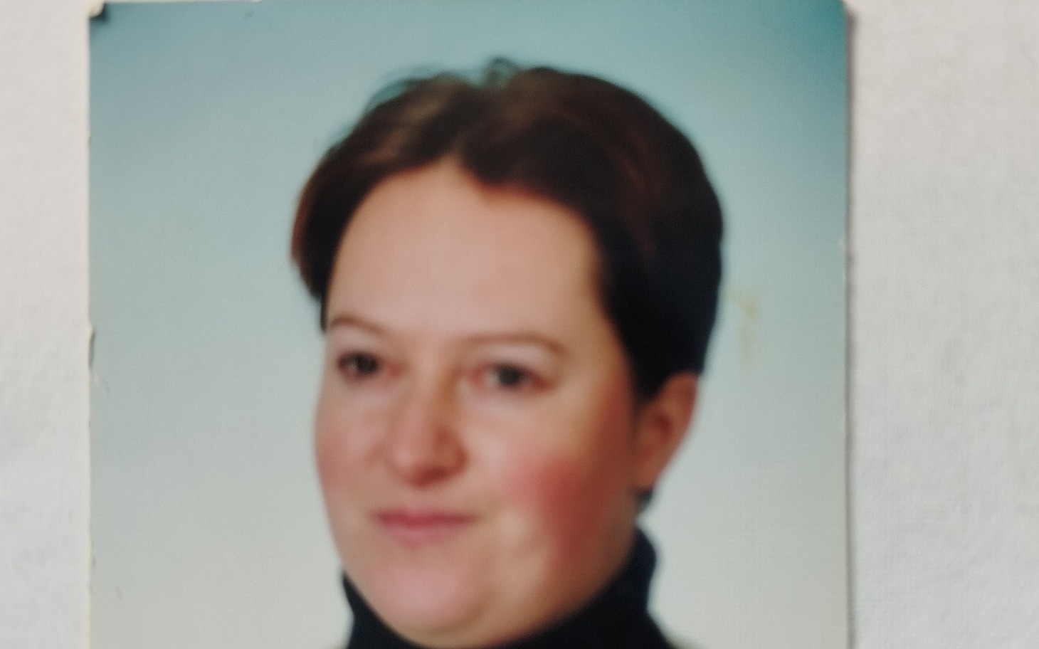 
        Portret kobiety z krótkimi włosami, w czarnym swetrze.
    