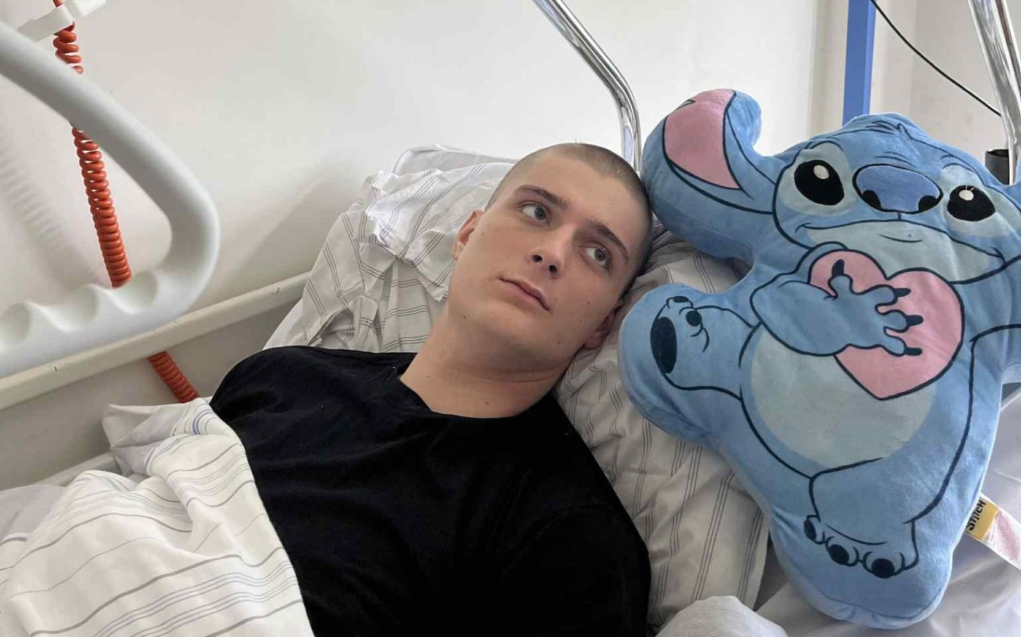 
        Dziewczynka w różowej bluzie, robiąca zabawne miny.
    